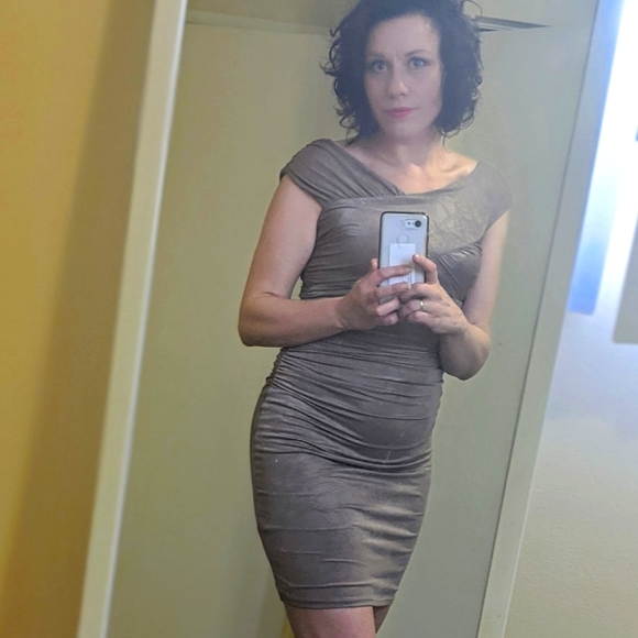 Guess Bodycon Cocktail dress with Ruched detail. Knee length. - Picture 2 of 2